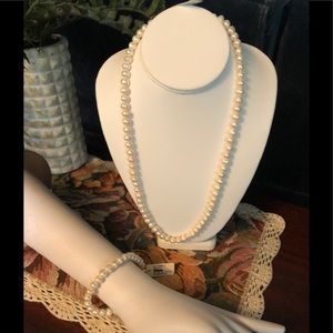 Vintage 24” Pearl necklace & 9” bracelet Price ⬇️